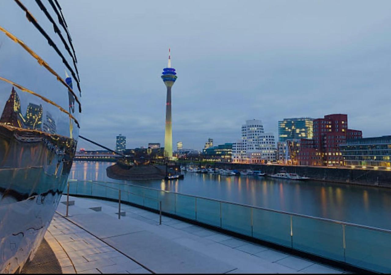 Medienhafen Apartment Direkt Am Zentrum Dusseldorf Exterior photo